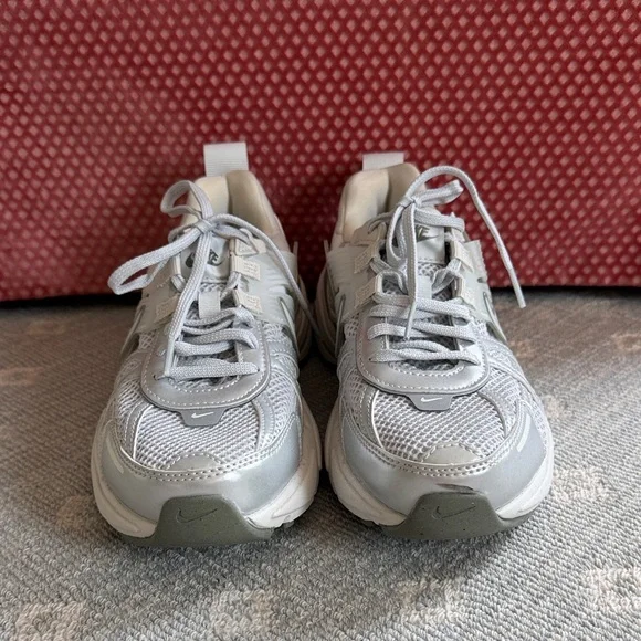 Nike Light Gray V2K Run Sneaker Brand New Never Worn - Picture 6 of 10